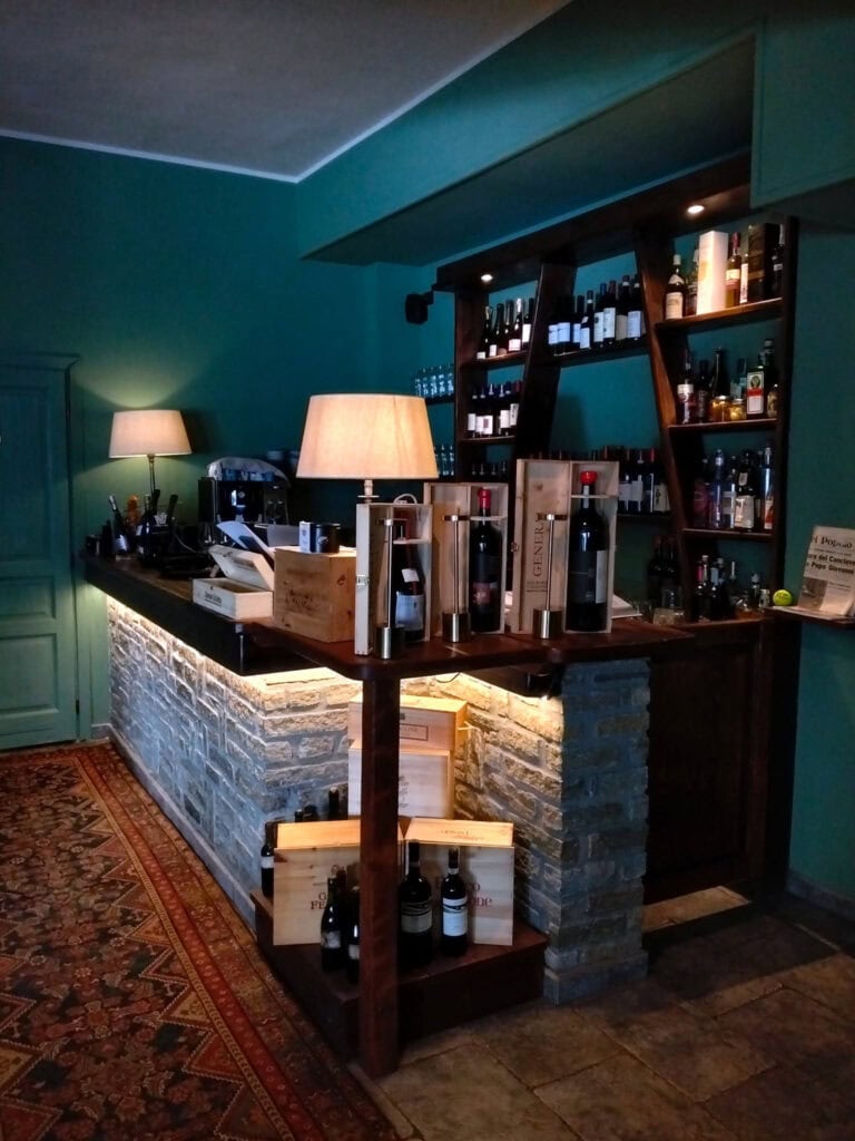 Cümalè Ristorante Piemontese a Sestriere, ambiente accogliente con ampia selezione di vini e liquori.