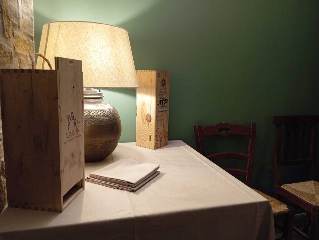 Cümalè Ristorante Piemontese a Sestriere, atmosfera accogliente e intima con lampada e decorazioni r.