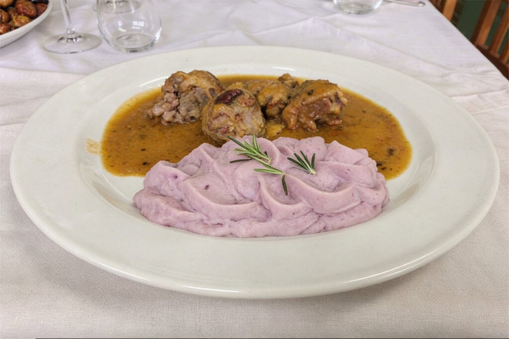 Cümalè Ristorante Piemontese a Sestriere, specialità piemontese con carne, sugo e purea di patate rosa, in un ambiente elegante.