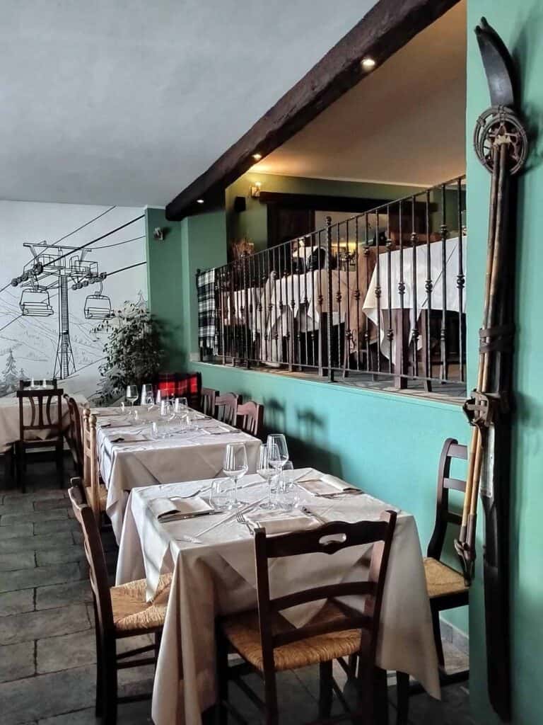 Cümalè Ristorante Piemontese a Sestriere, ambiente elegante con tavoli pronti per pranzi e cene. Per.