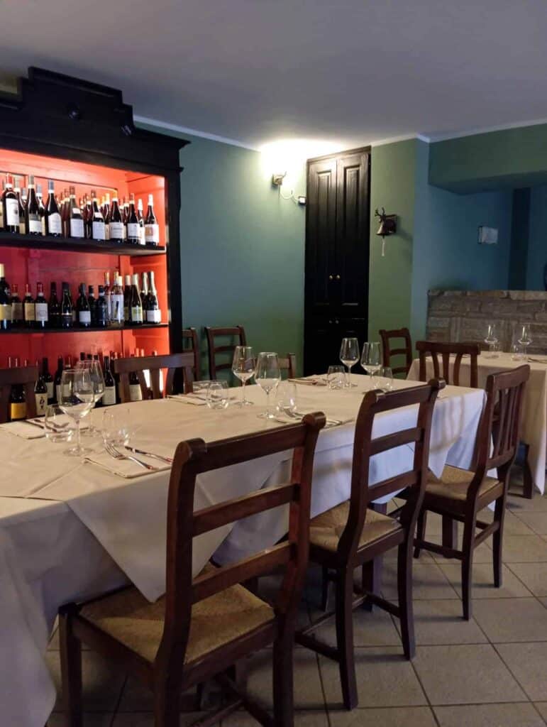 Cümalè Ristorante Piemontese a Sestriere, ambiente elegante con vini pregiati e tavoli pronti per un.
